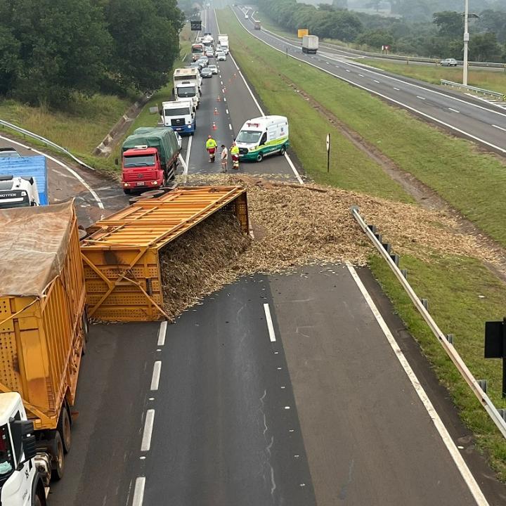 Foto 7 de 7 — Carreta tomba e causa lentidão na Rodovia Washington Luís (SP-310)